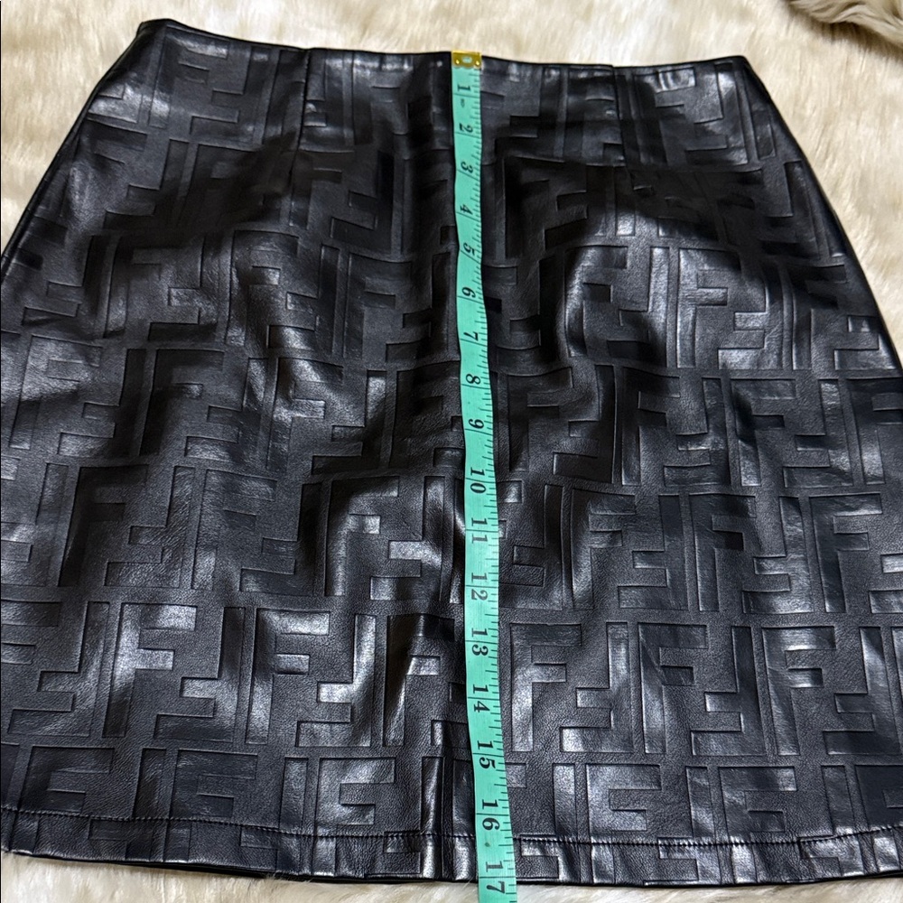 Chic Black Textured Pencil Skirt - Picture 3 of 5
